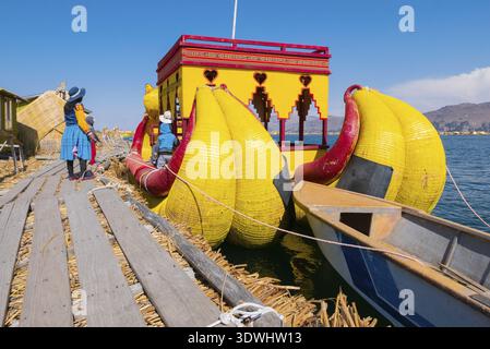 Titicaca-See Peru, 16. August typisches Boot aus Totora, das Touristen zu den Inseln im Titicaca-See bringt. Dreh am 16. August 2019 Stockfoto