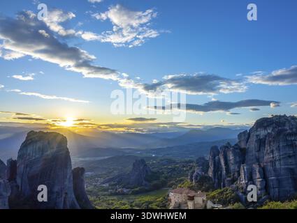 Sommeruntergang in der griechischen Meteora. Ein Kloster auf den Felsen, von der UNESCO gelistet Stockfoto