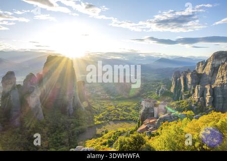 Griechenland. Kalambaka. Sommeruntergang in Meteora. Ein Kloster auf den Felsen, von der UNESCO gelistet Stockfoto