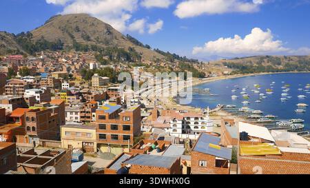 Titicaca-See Bolivien 16. August Panoramablick auf die Bucht der Stadt Copacabana des Sees mit verankerten Booten, die Touristen zu den Inseln der S bringen Stockfoto