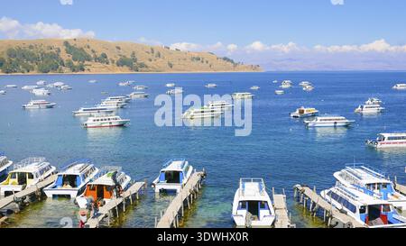 Titicaca-See Bolivien 16. August wunderbarer Blick auf die Bucht von Copacabana und den See mit angelegten Booten, die Touristen zu den Inseln der Sonne und t bringen Stockfoto