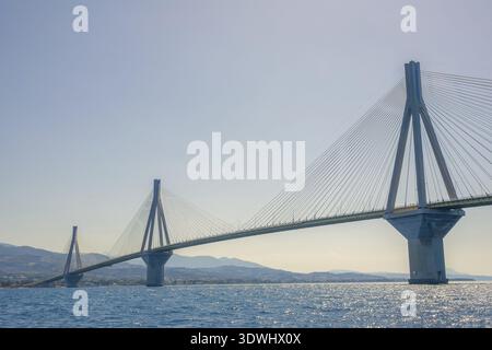 Griechenland. Hohe Pylone der Rion Antirion Seilbrücke über den Golf von Korinth bei sonnigem Wetter. Untere Ansicht Stockfoto