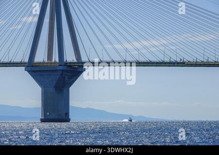 Griechenland. Bridge Rion Antirion. Hoher Pylon der Kabelbrücke über den Golf von Korinth und Motorboot bei sonnigem Wetter Stockfoto