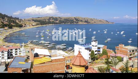 Titicaca-See Bolivien 16. August aus der Vogelperspektive auf die Bucht von Copacabana und den See mit verankerten Booten, die Touristen zu den Inseln der Sonne und der bringen Stockfoto