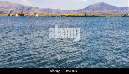 Titicacasee, Peru, August 16. Reethäuser auf den schwimmenden Inseln des Titicacasees. Schießen Sie am 16. August 2019 Stockfoto