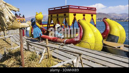 Titicaca-See Peru, 16. August. Anlegebetrieb eines der typischen Totora-Boote, die Touristen zu den Inseln im Titicaca-See bringen Stockfoto
