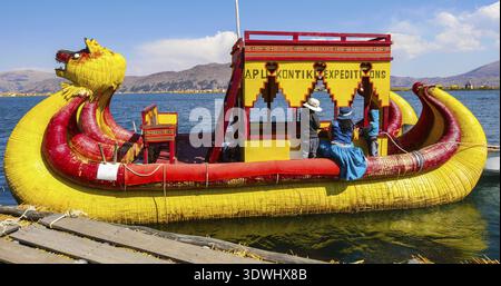 Titicaca-See Peru, 16. August. Eines der typischen Totora-Boote, die von einer schwimmenden Insel im Titicaca-See abfahren. Dreh am 16. August 2019 Stockfoto