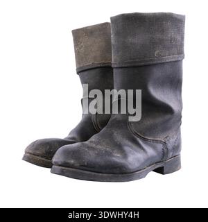 Retro Stiefel - Stiefel Kirza auf weißem Hintergrund, in der Sowjetunion für die Soldaten in der Armee und für die Arbeit genutzt, retro Stiefel aus Kunstleder Stockfoto