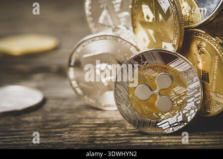 Cryptocurrency, Souvenir Münzen der Welligkeit Monero Dash Litecoin Bitcoin Astraleums auf Holz- Oberfläche, Makro mit Copyspace für Text Stockfoto