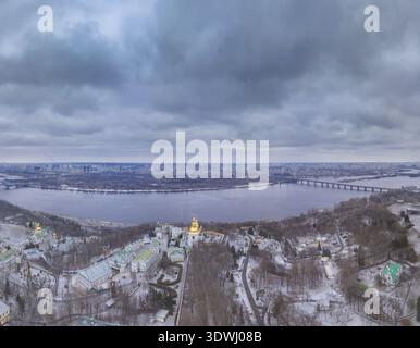 In der Ukraine. Kiew. Frühen Winter. Bedeckt. Die Stadt und den Fluss Dnepr. Luftaufnahme Stockfoto