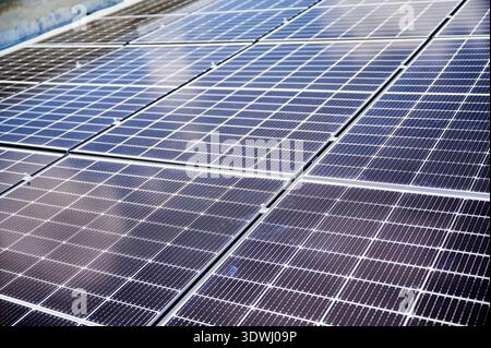 Photovoltaik-Solarpaneele auf dem Dach. Nahaufnahme von Solarbatterien, die oben auf dem Haus installiert sind. Das Konzept alternativer Energiequellen im modernen Leben. Stockfoto