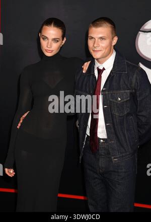 LOS ANGELES, KALIFORNIEN - 25. FEBRUAR: Sam Rechner (R) und Gast nehmen am 25. Februar an der „Scream 7“ Global Premiere in den Paramount Pictures Studios Teil Stockfoto