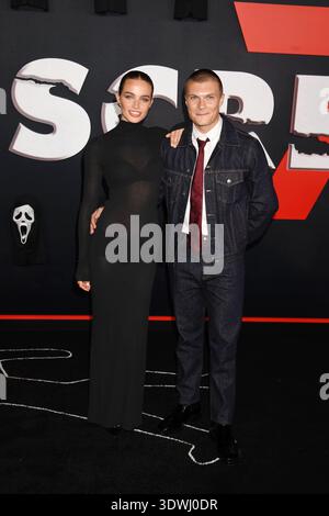 LOS ANGELES, KALIFORNIEN - 25. FEBRUAR: Sam Rechner (R) und Gast nehmen am 25. Februar an der „Scream 7“ Global Premiere in den Paramount Pictures Studios Teil Stockfoto