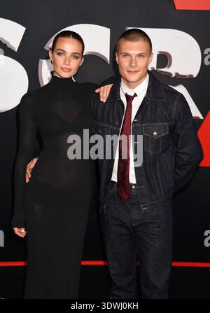 LOS ANGELES, KALIFORNIEN - 25. FEBRUAR: Sam Rechner (R) und Gast nehmen am 25. Februar an der „Scream 7“ Global Premiere in den Paramount Pictures Studios Teil Stockfoto