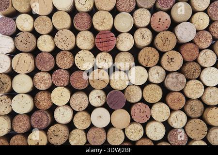 Hintergrund aus Weinkork. Hintergrund verschiedener gebrauchter Weinkorken aus nächster Nähe Stockfoto