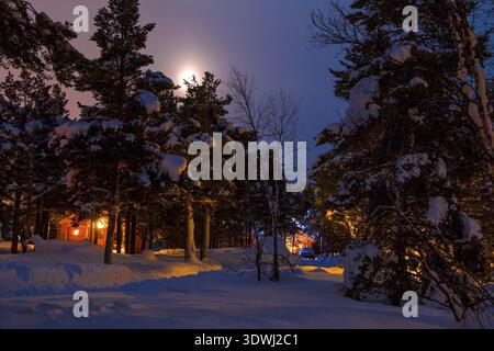 Auto Camping im Winter Forest. Viel Schnee. Nacht Beleuchtung und der Mond in den nebligen Himmel Stockfoto
