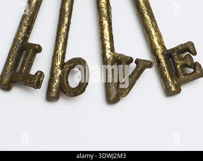 Liebeswort mit abgenutzten Schlüsseln Stockfoto