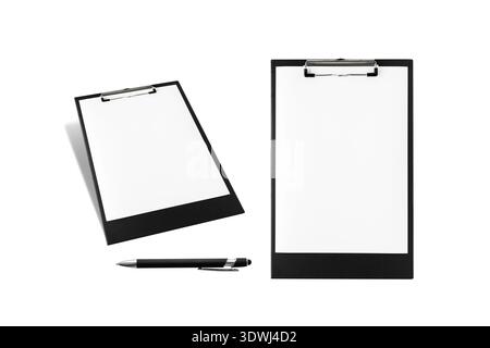 Schwarze Zwischenablage mit leerem weißem Papier und Stift isoliert auf weißem Hintergrund. Set aus zwei Klemmbrettern mit schwarzem Kugelschreiber Stockfoto
