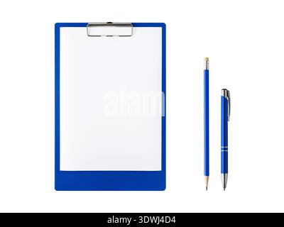 Blaues Klemmbrett mit weißem Papier, Bleistift aus Holz und Kugelschreiber isoliert auf weißem Hintergrund. Bürobedarf Set in Blau. Stockfoto