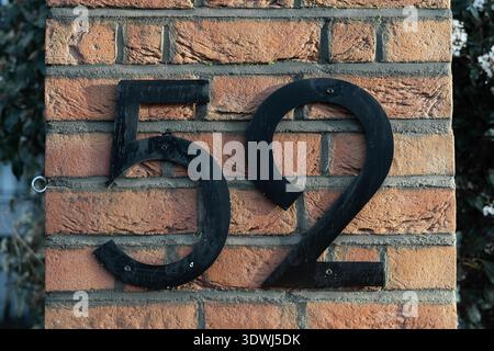 Haus Nr. 52 an der Backsteinfassade im Londoner Wohnviertel Stockfoto