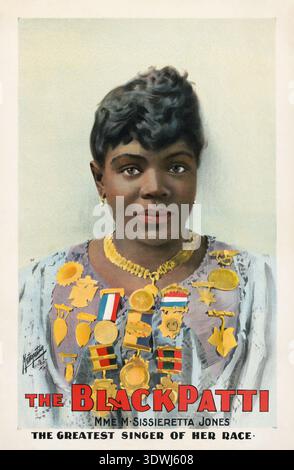 Dieses fesselnde Poster mit Lithografie in 1908 Farben zeigt Frau Sissieretta Jones, bekannt als „The Black Patti“ und „The Greatest Singer of her Race“. Sie trägt ein voluminöses Kleid mit zahlreichen Medaillen und einer auffälligen goldenen Halskette. Das Poster wurde von The Metropolitan Print erstellt. Stockfoto