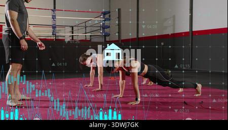 Zwei Frauen in Sportbekleidung halten die Planke auf der roten Matte am Boxring, mit Überzügen Stockfoto