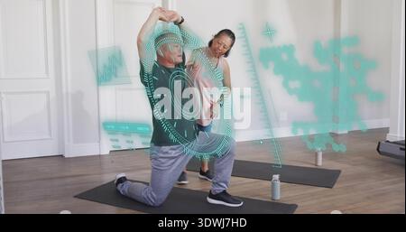 Kniender Mann in schwarzem T-Stück dehnt sich auf Matte im Studio aus, Trainer führt mit AR HUD Stockfoto