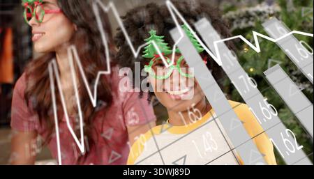 Lächelnde Mittelfrau mit grüner Baumbrille und gelbem Raglan zu Hause, Baum- und Kartenüberlagerung Stockfoto