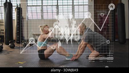 Beim Sit-ups halten die Füße im Fitnessstudio auf der Matte in sportlicher Ausrüstung mit digitaler Überlagerung Stockfoto