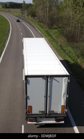 Weißen LKW fahren auf Land-Straße Stockfoto