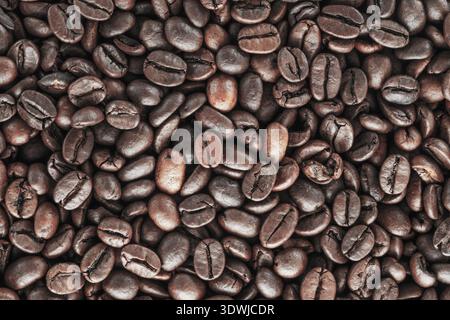 Schwarze Kaffeebohnen Studioaufnahme. Frisch geröstete Kaffeebohnen als Textur Hintergrund Stockfoto