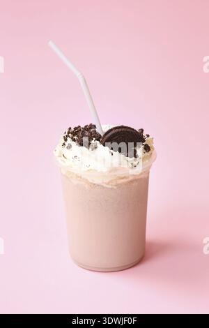 Gesunder, frischer Schokolade-Smoothie oder Milchshake. Sommerliches kaltes Getränk. Proteincocktails mit Schokoladenkeksen Stockfoto