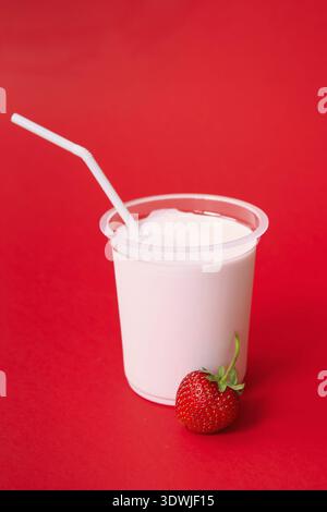 Gesunder frischer Erdbeer-Smoothie oder Milchshake. Sommerliches kaltes Getränk. Protein-Cocktails mit Früchten Stockfoto