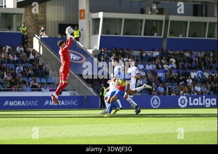 ANDORRA LA VELLA, ANDORRA - 15. OKTOBER 2022: Spieler in Aktion beim LaLiga Smartbank Spiel zwischen FC Andorra und Deportivo Alaves im Estadi NAC Stockfoto