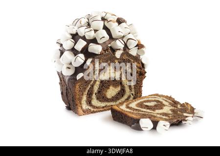 Weihnachtskuchen. Schokoladenkuchen Cutaway Isolaten auf weißem Hintergrund Stockfoto