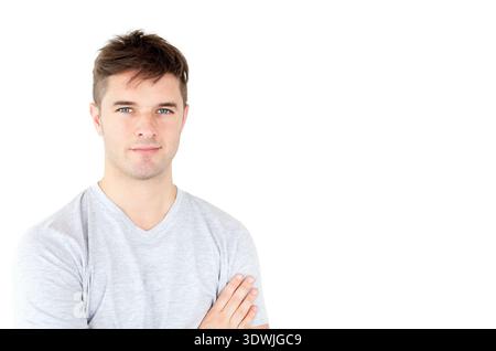 Erwachsene männliche stehende Taille mit gekreuzten Armen im Studio, hellgraues T-Shirt mit V-Ausschnitt, Kopierraum. Kopfaufnahme, Porträt, Unternehmen, Profi, Highk Stockfoto