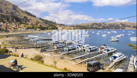 Titicaca-See Bolivien 16. August wunderbarer Blick auf die Bucht von Copacabana und den See mit angelegten Booten, die Touristen zu den Inseln der Sonne und t bringen Stockfoto