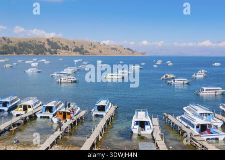 Titicaca-See Bolivien 16. August wunderbarer Blick auf die Bucht von Copacabana und den See mit angelegten Booten, die Touristen zu den Inseln der Sonne und t bringen Stockfoto