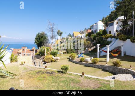 Copacabana Bolivien, 16. August Panoramablick auf einen der Gärten mit Blick auf den Titicaca-See. Dreh am 16. August 2019 Stockfoto
