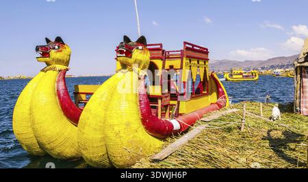 Titicaca Lake Peru, August 16. Eines der typischen Boote aus Totora, die Touristen zum Besuch der Inseln im Titicaca See bringen. Aufnahme am 16. August 2 Stockfoto