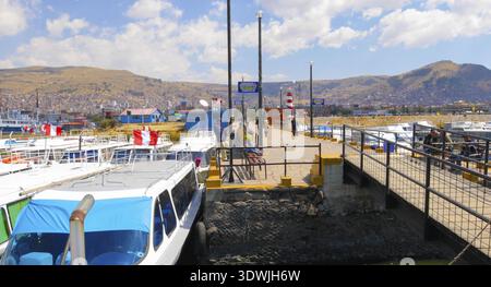 Titicaca Lake Peru, August 16. Pier von Puno, wo Sie Bootstouren zum Besuch des höchsten Sees der Welt beginnen. Aufnahme am 16. August 2019 Stockfoto