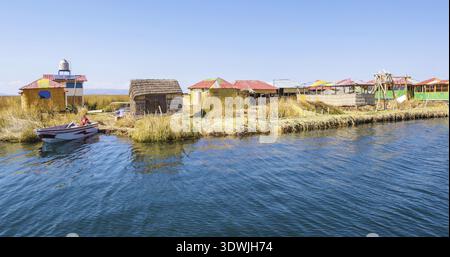 Titicacasee, Peru, August 16. Reethäuser auf den schwimmenden Inseln des Titicacasees. Schießen Sie am 16. August 2019 Stockfoto