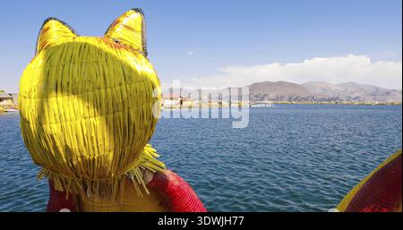 Titicaca-See Peru, 16. August. Blick auf den Titicacasee von einem der typischen Totora-Boote, die Touristen zu den Inseln in Titicaca bringen Stockfoto