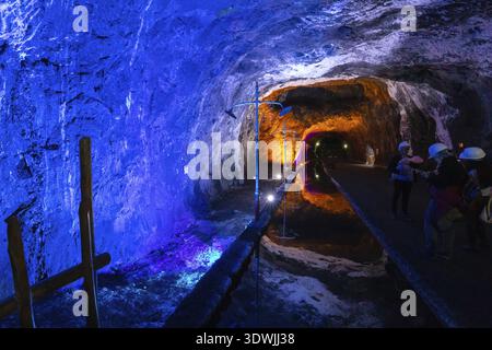 Besuch in Nemocon am 26. Juni im Salzbergwerk des Dorfes Nemocon. Das Wasser ist so sauber, dass sich die Wände des Bergwerks im See spiegeln. Dreh am 26. Juni, 2 Stockfoto