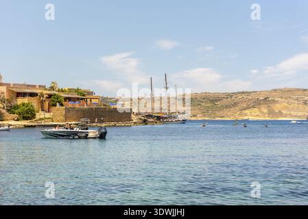 Panorama des kristallklaren blauen Wassers von Santa Maria Beach in Santa Marija Bay, Comino, Malta Stockfoto