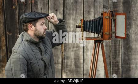 Selfie altmodischen Mann auf Großformat-Kamera. Idee - retro Fotografie Stockfoto
