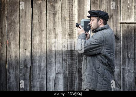 Kameramann mit retro Film Kamera. Idee - Kino, Film der 70er Jahre Stockfoto