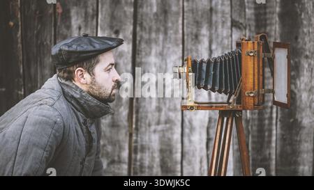 Selfie altmodischen Mann auf Großformat-Kamera. Idee - Selbstporträt Stockfoto