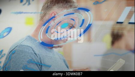 Er studiert einen Reifen Mann, der Tablette im Tech-Demo-Raum hält, grauen Strickpullover trägt und HUD zeigt Stockfoto