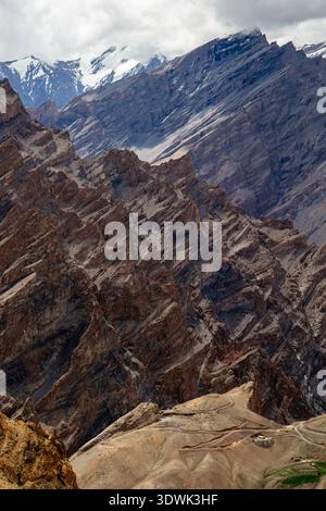 Ein atemberaubender Blick auf zerklüftetes Berggelände unter bewölktem Himmel. Stockfoto